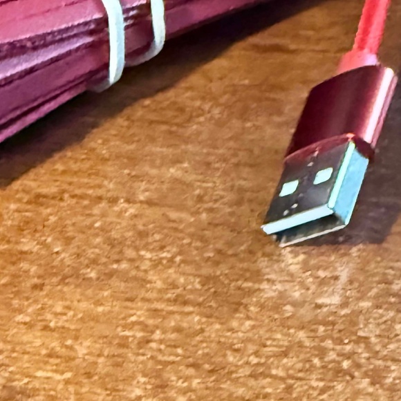 TASSLE, HAS 4 SHORT COMPUTER CABLES WITH DIFFERENT CONNECTION ENDS FOR CHARGING, - Picture 6 of 9